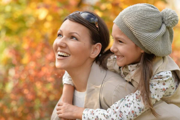 Mutter und Tochter im Freien lizenzfreie Stockfotos