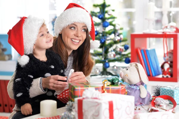 Madre e figlia che si preparano per Natale Immagini Stock Royalty Free