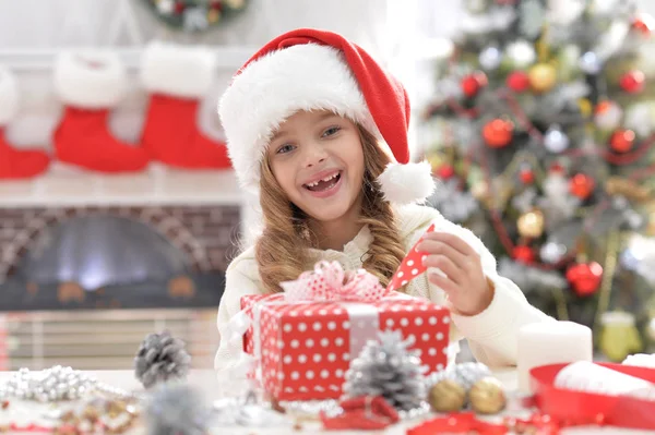 Petite fille en chapeau de Père Noël — Photo