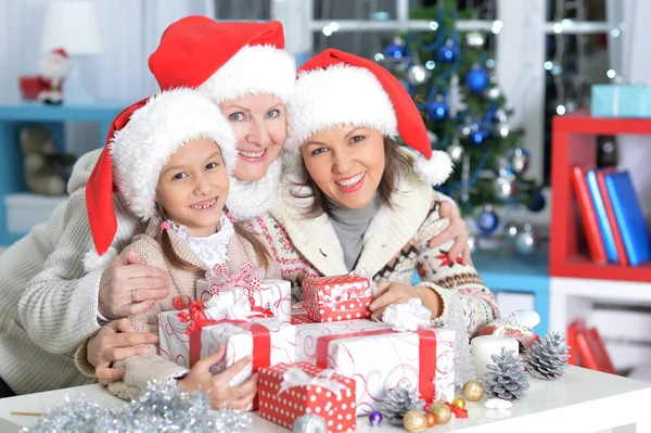 Mor, bestemor og datter som forbereder seg til jul – stockfoto