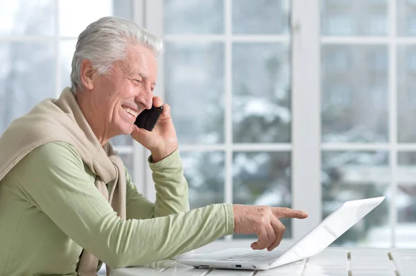 Reifer Mann mit Laptop — Stockfoto