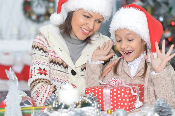 Mor och dotter med julklapp — Stockfoto