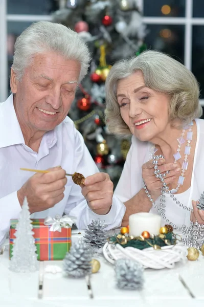 Äldre par förbereder sig för jul — Stockfoto