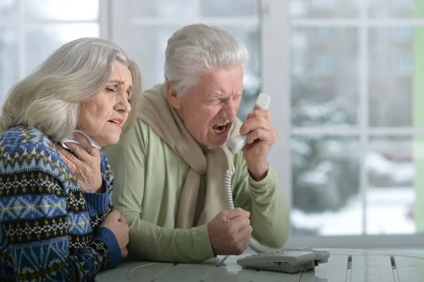 Sick  elderly couple with phone — Stock Photo, Image