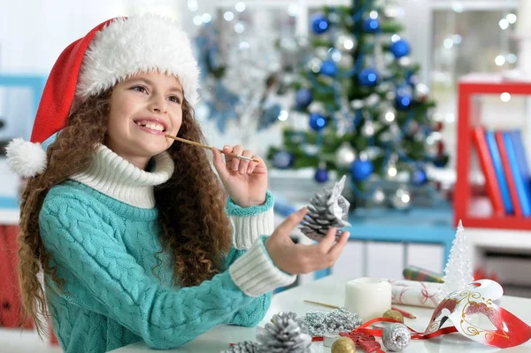 小さな女の子のクリスマスの準備 — ストック写真