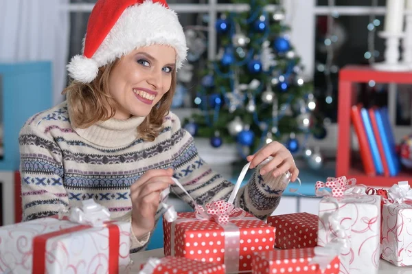 Ragazza con regali vicino all'albero di Natale — Foto Stock