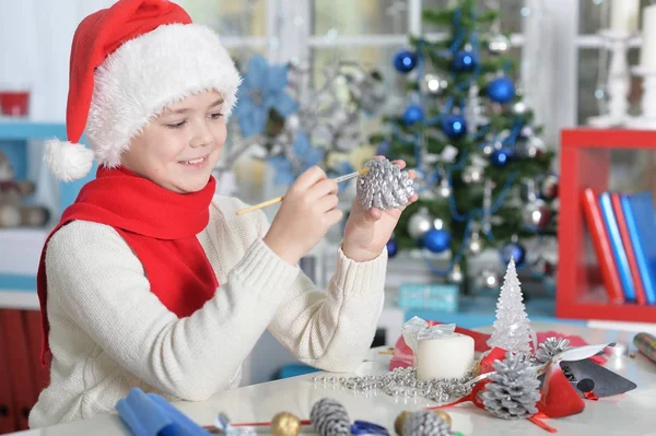Tiener jongen voorbereiden op kerst — Stockfoto