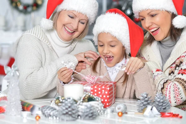 Mutter, Großmutter und Tochter bereiten sich auf Weihnachten vor — Stockfoto