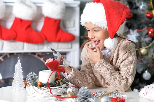 Klein meisje in Kerstman hoed — Stockfoto