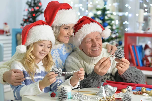Mädchen mit Großeltern bereitet sich auf Weihnachten vor — Stockfoto