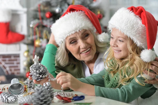 Chica con la abuela preparándose para la Navidad — Foto de Stock