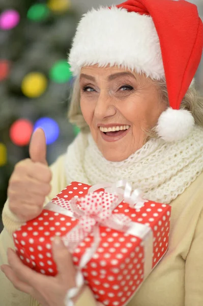 Mulher sênior com presente de Natal — Fotografia de Stock