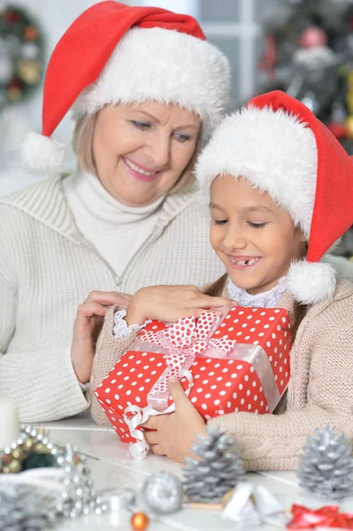 Flicka med mormor som förbereder sig för jul — Stockfoto