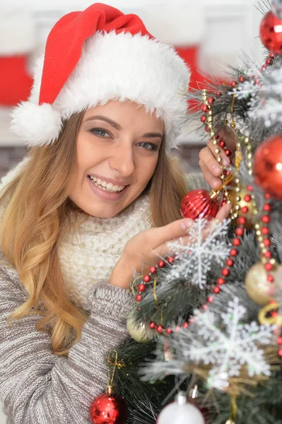 Молода усміхнена жінка в капелюсі Санта — стокове фото