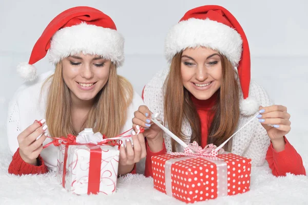 Women opening Christmas presents — Stock Photo, Image