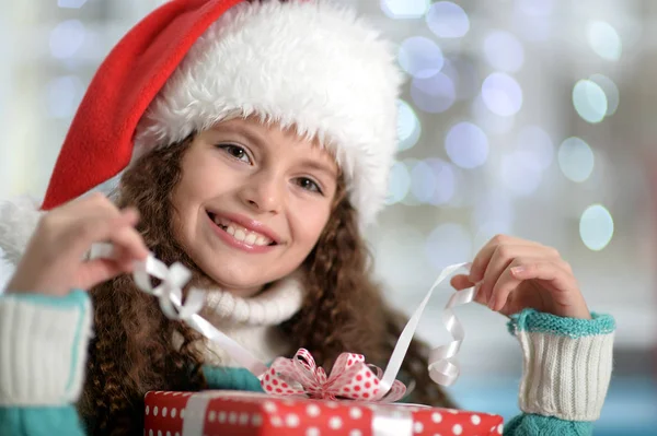 Маленька дівчинка з різдвяним подарунком — стокове фото