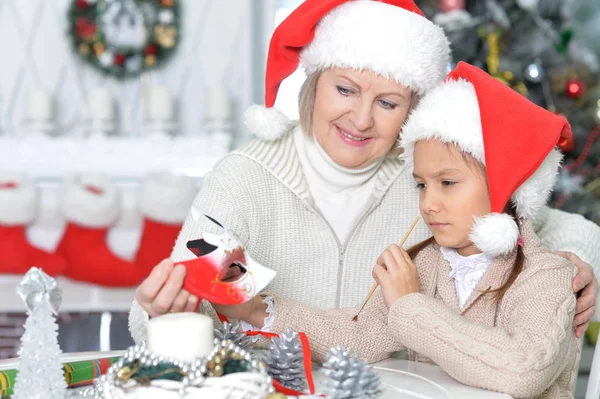 Flicka med mormor som förbereder sig för jul — Stockfoto