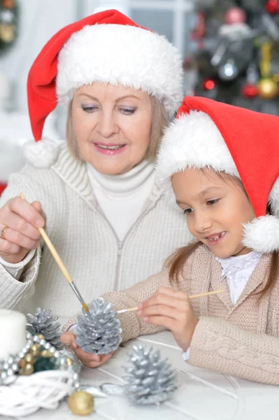 Flicka med mormor som förbereder sig för jul — Stockfoto