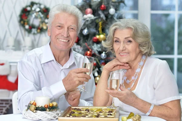 Casal celebrando o Natal com champanhe — Fotografia de Stock