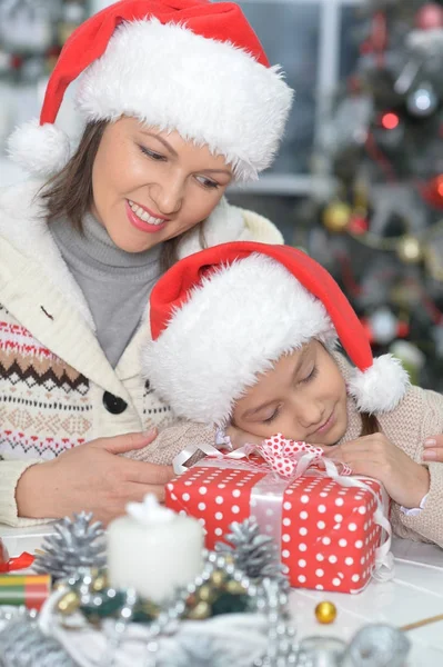 Mère et fille se préparent pour Noël — Photo