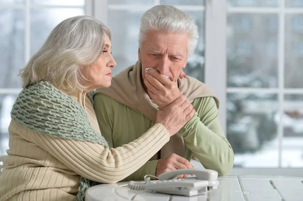 Sjuka äldre par med telefon — Stockfoto