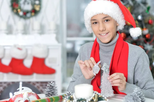Έφηβος αγόρι προετοιμασία για τα Χριστούγεννα — Φωτογραφία Αρχείου