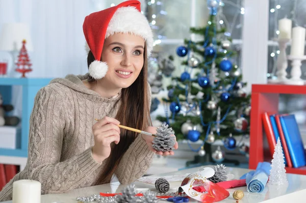 Kvinna som förbereder sig för jul — Stockfoto