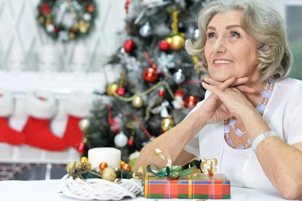 Senior kvinna som förbereder sig för jul — Stockfoto