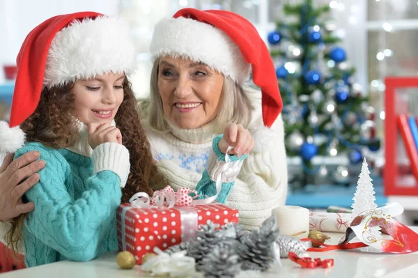 女孩与祖母准备圣诞节 — 图库照片