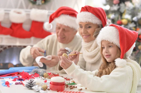 Familie bereitet sich auf Weihnachten vor — Stockfoto