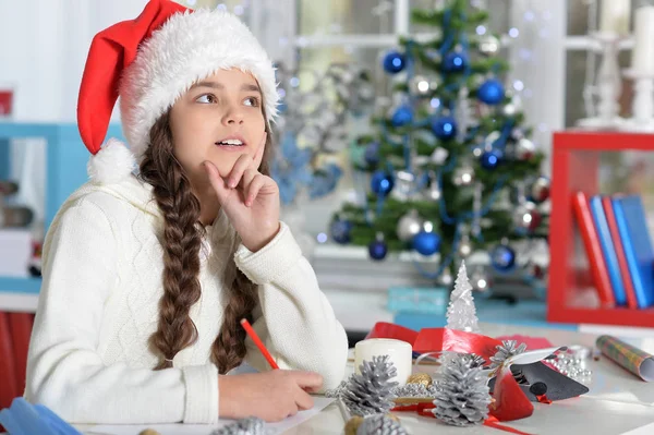 Kleine meisje schrijven brief — Stockfoto