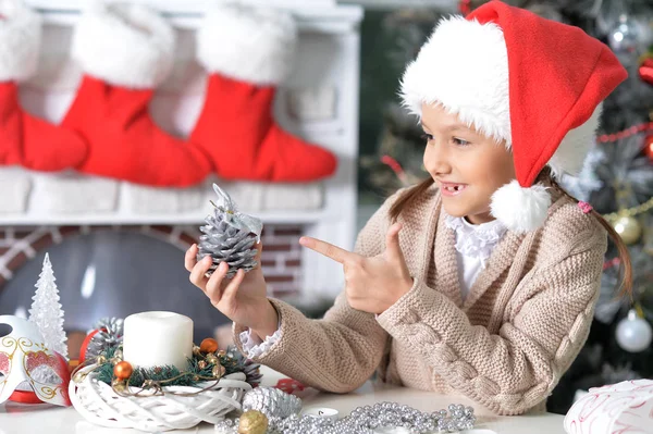 Klein meisje in Kerstman hoed — Stockfoto