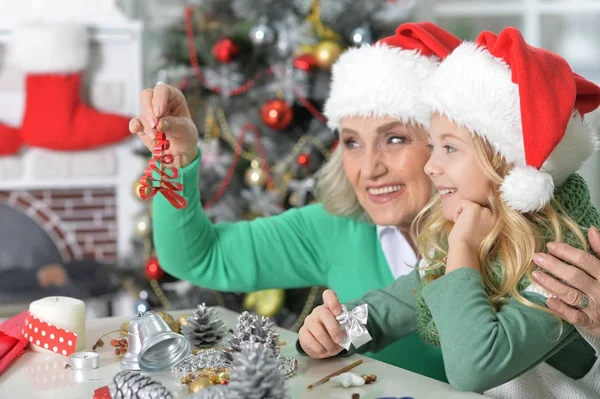 Chica con la abuela preparándose para la Navidad —  Fotos de Stock