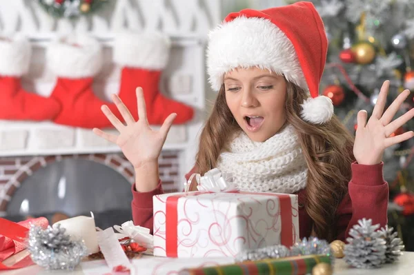 Menina com presente de Natal — Fotografia de Stock