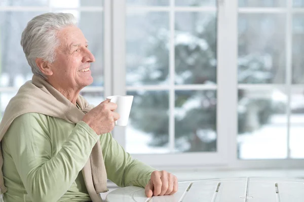 Hombre mayor bebiendo té — Foto de Stock