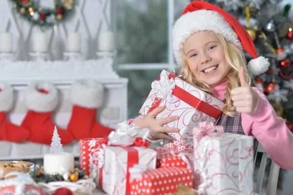 Santa kalap ajándékok lány — Stock Fotó