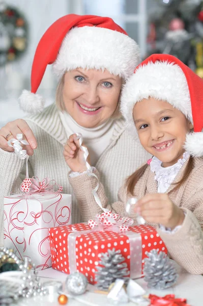 Chica con la abuela preparándose para la Navidad —  Fotos de Stock