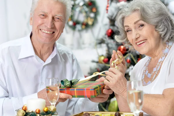 Couple célébrant Noël — Photo