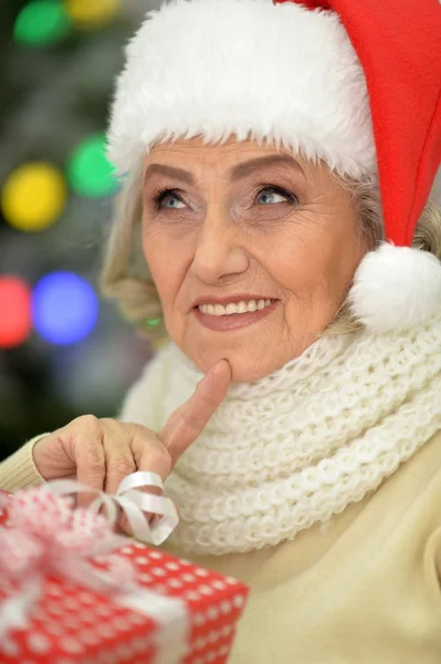 Senior vrouw met kerst gift — Stockfoto