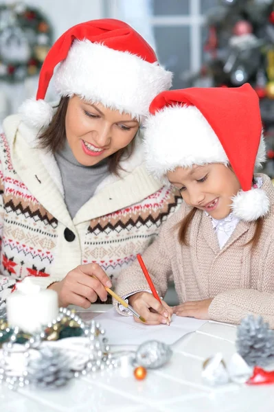 Mor och dotter som förbereder sig för jul — Stockfoto