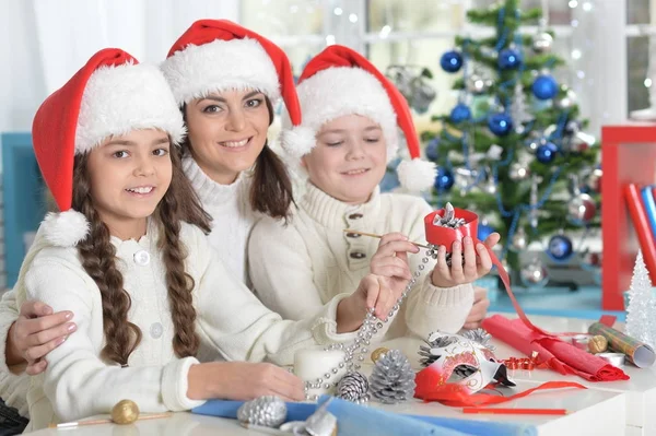 Mother and children  making  decorations — Stock Photo, Image
