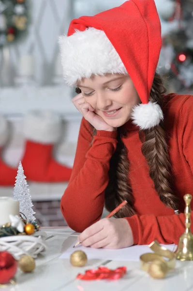 Kleines Mädchen schreibt Brief — Stockfoto