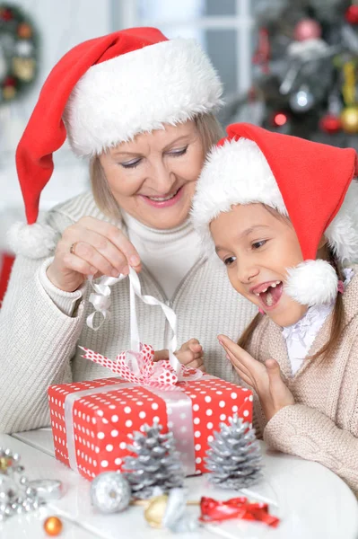 Ragazza con nonna che si prepara per Natale — Foto Stock