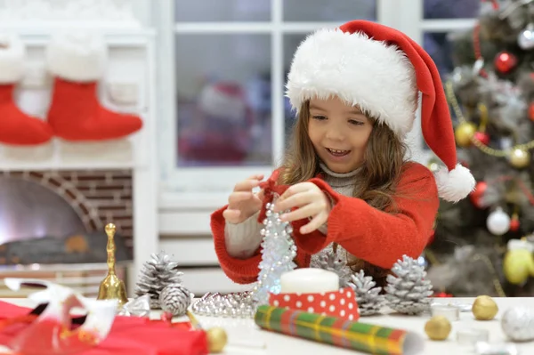 Kleines Mädchen bereitet sich auf Weihnachten vor — Stockfoto