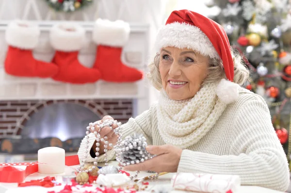 Starší žena v Santa hat — Stock fotografie