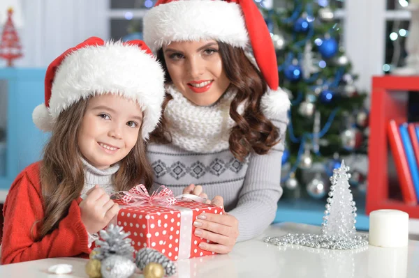 Menina com a mãe celebrando o Natal — Fotografia de Stock