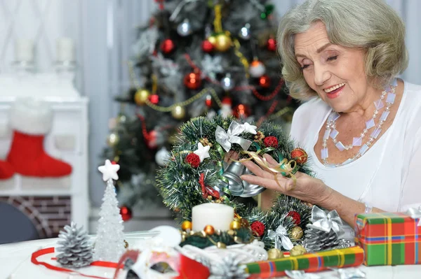 Seniorin bereitet sich auf Weihnachten vor — Stockfoto