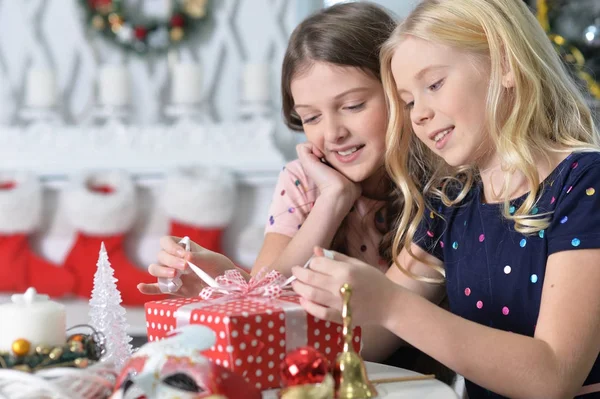 Cute girls with present — Stock Photo, Image