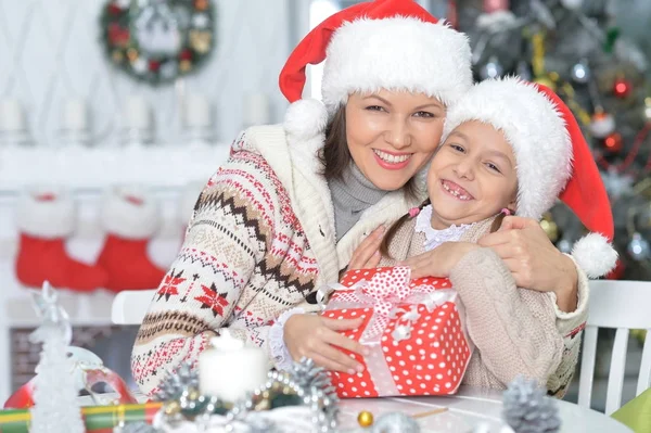 Mor och dotter med julklapp — Stockfoto