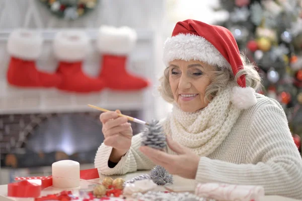 Senior vrouw in KERSTMUTS — Stockfoto